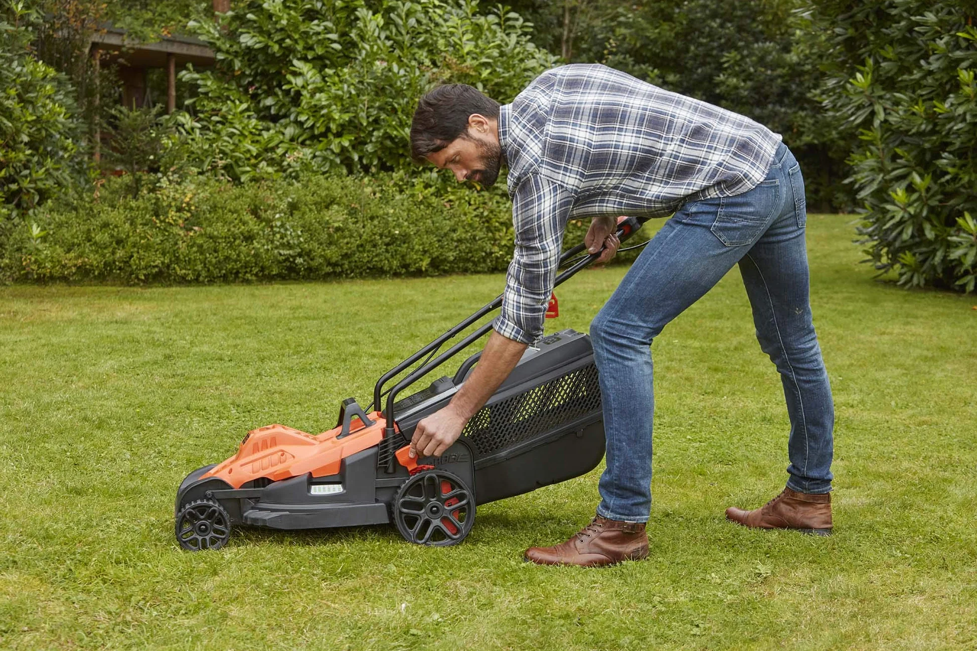 BLACK+DECKER Kosiarka przewodowa 1600 W, elektryczna kosiarka do trawy 38 cm, 6 regulowanych wysokości 20, 30, 40, 50, 60 i 70 mm, kosiarka z uchwytem Bike, BEMW471BH-QS pomarańczowa