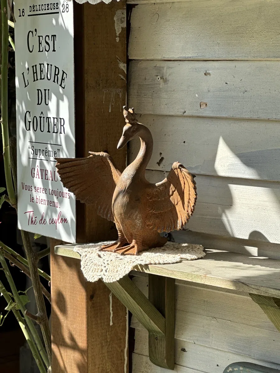 Rustykalna żeliwna gęś z koroną, rustykalna figurka zwierzęca, styl vintage, dekoracyjna statuetka do ogrodu i domu, na taras, trawnik i grządkę kwiatową