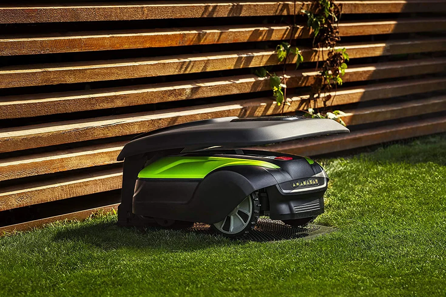 Greenworks Optimow 10 Robot Koszący Trawniki do 1000 m2 z 35% Nachyleniem, Cichy, Kontrola 4G, Łatwa Konfiguracja, Bezpieczeństwo, Ochrona przed Kradzieżą, 3 Lata Gwarancji
