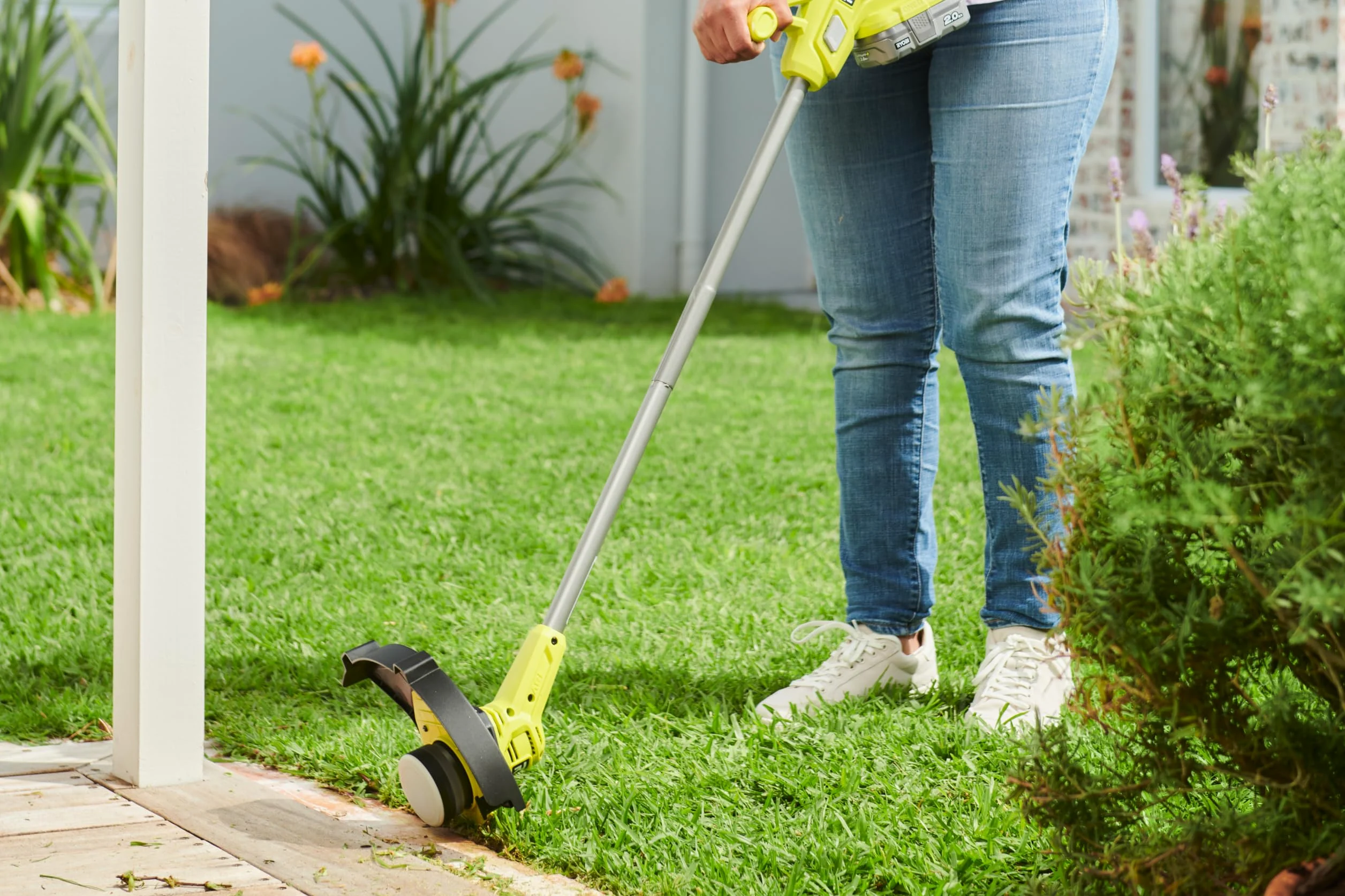RYOBI 18 V ONE + akumulatorowa podkaszarka do trawy RY18LT23A-120P, szerokość cięcia 23 cm z nożem z tworzywa sztucznego, w zestawie 1 x 18 V 2,0 Ah akumulator litowy i ładowarka