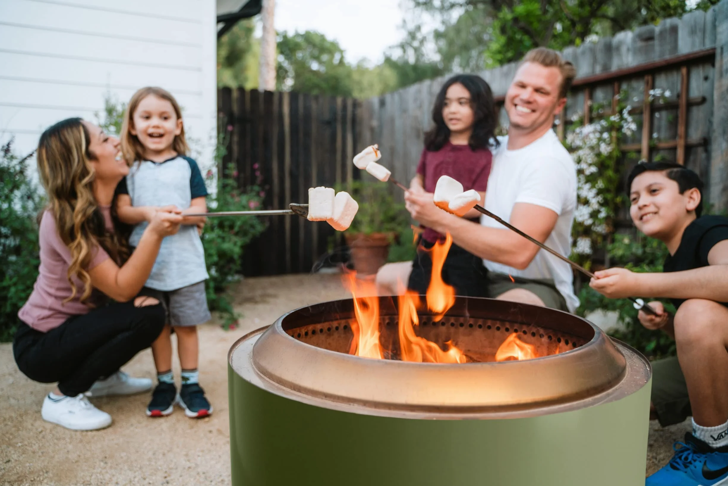 Solo Stove Yukon 2.0 ze stojakiem, palenisko bezdymne, przenośny kominek opalany drewnem ze zdejmowaną popielniczką, duże palenisko zewnętrzne, stal nierdzewna, 68,5 x 50,5 cm, 20 kg, kolor: oliwkowy