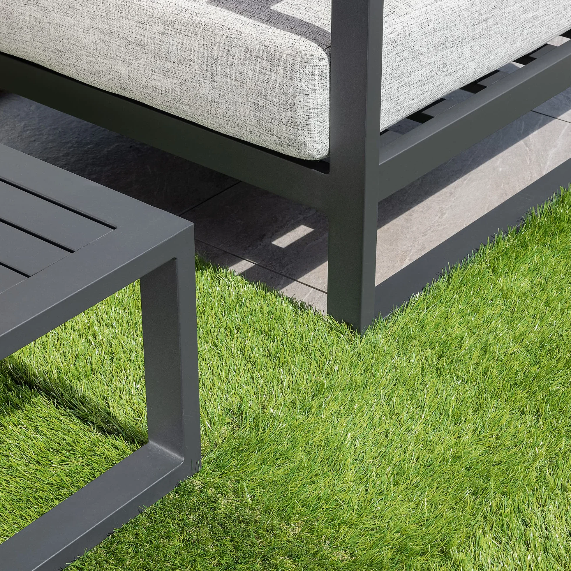 Navaris 4 x mata ze sztucznej trawy kwadratowej – każda 30,3 x 30,3 cm – sztuczna trawa na płyty, na balkon, taras – sztuczna dekoracja, dywan trawnikowy