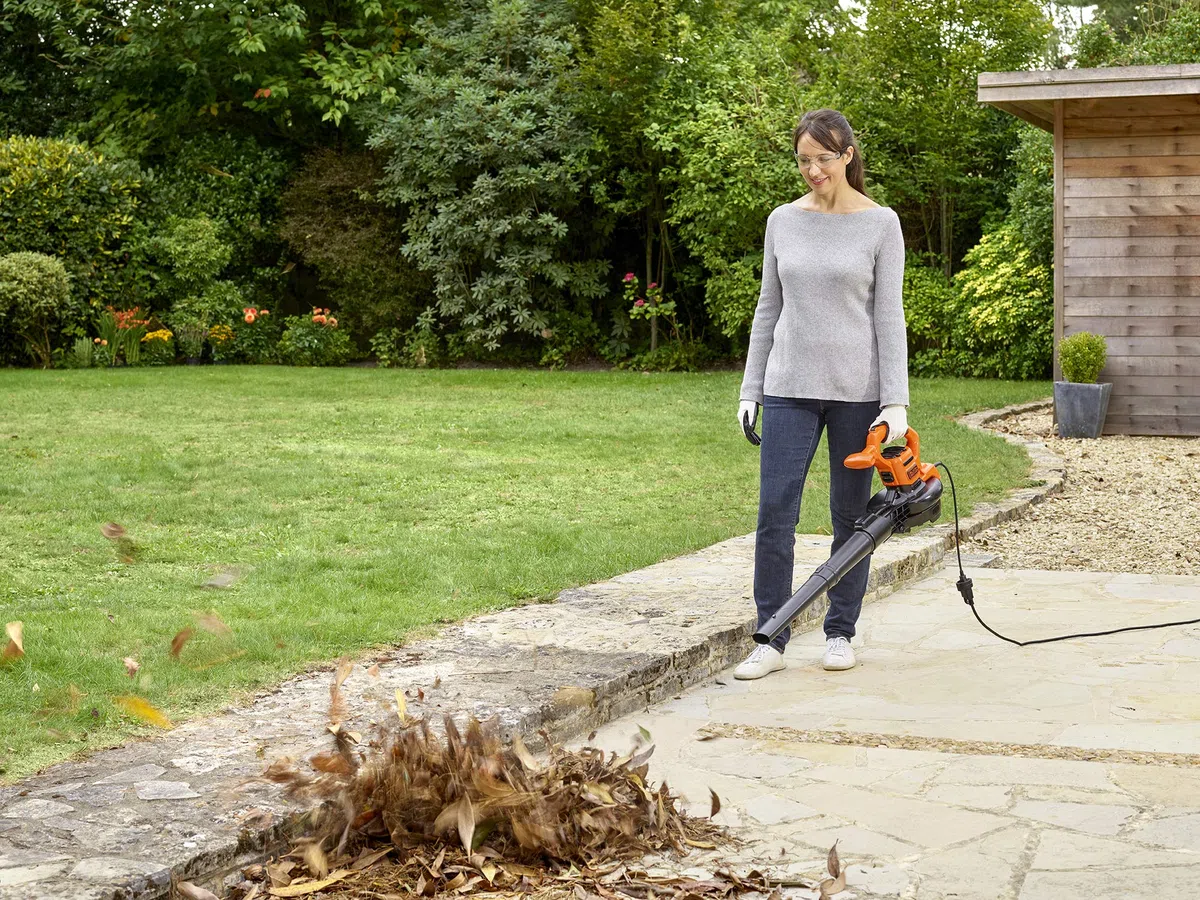 Black+Decker BEBLV290 elektryczny odkurzacz do liści/dmuchawa do liści 3 w 1 (2900 W, z rozdrabniaczem, wysoka prędkość nadmuchu 315 km/h, plecak 55 l, na taras, ścieżki, wjazdy)