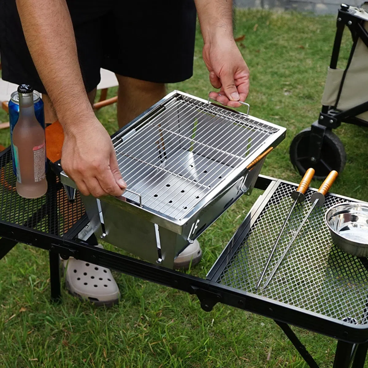 Przenośny grill, kompaktowy i składany na węgiel drzewny | Składany grill | Akcesoria do grillowania Wbudowane uchwyty na piknik kemping plaża ogród park piesze wycieczki podróże