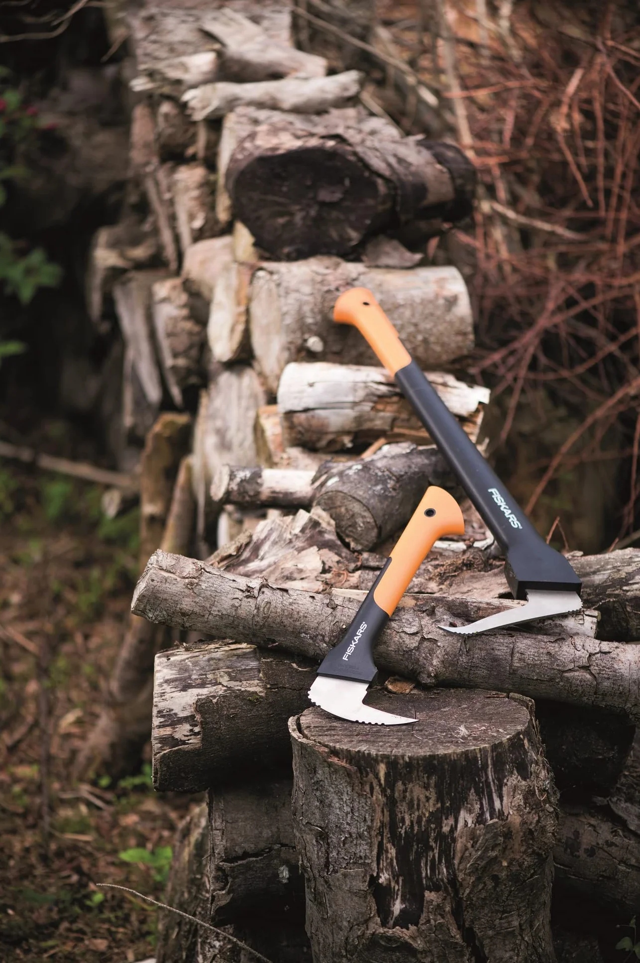Fiskars Saper ręczny do obróbki drewna, długość: 78,5 cm, ostrze z hartowanej stali/rękojeść z tworzywa sztucznego wzmocnionego włóknem szklanym, osłona ochronna w zestawie, czarny/pomarańczowy, Wood