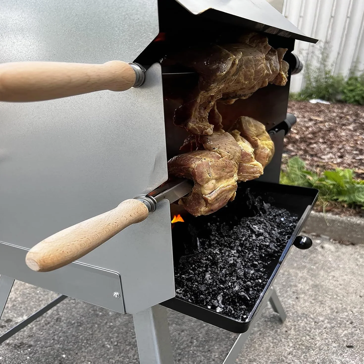 Grill do pieczenia, drewniany grill z 4 rożnami, w zestawie z silnikami zasilanymi bateryjnie, na 52 porcje, grill obrotowy, grill mango. Wymiary po zmontowaniu: (wys.) 86 cm x (gł.) 53 cm x (wys.) 52 cm