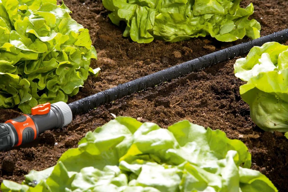 Gardena wąż nawadniający - zestaw do podłączenia: armatura do węża Gardena, złączka z zaworem regulacyjnym na początek węża i szybkozłączem ze stopem na końcu (1989-20)