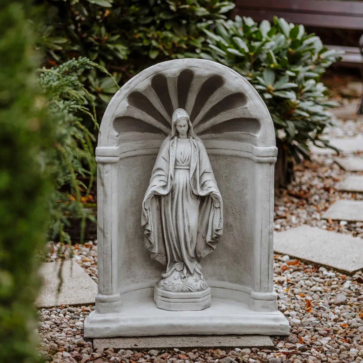 gartendekoparadies.de Kaplica ze Świętą Marią Madonną, kamienna figurka wys. 94 cm, 117 kg, szara, odporna na mróz z odlewu kamiennego, do użytku na zewnątrz