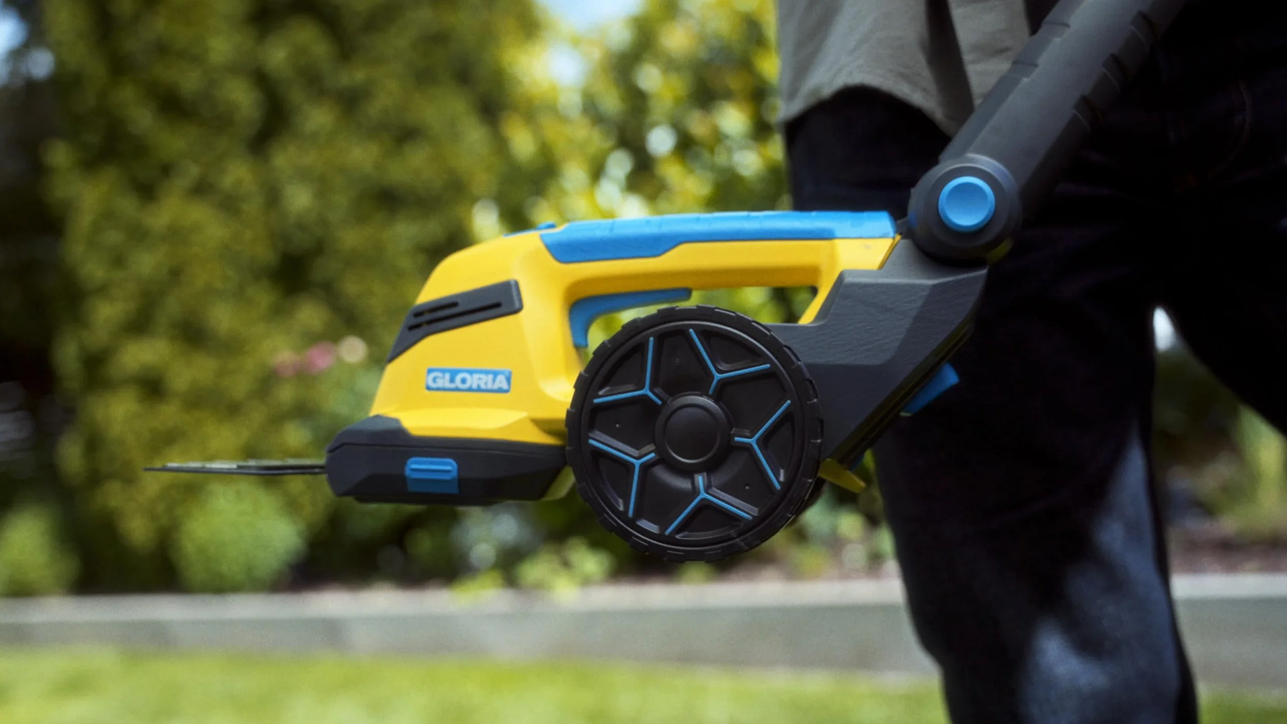 GLORIA FineCut 18 V compact Drive&Cut | przedłużenie uchwytu do nożyc do trawy i krzewów Gloria | ergonomiczny miękki uchwyt | chroni plecy | regulowany kąt roboczy | płynnie pracujące koła