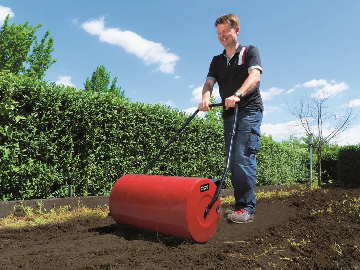 Einhell Walec do trawnika GC-GR 57 (szerokość 57 cm, średnica 32 cm, możliwość napełniania po bokach (wodą i piaskiem) z zamknięciem, regulowany pas do usuwania brudu), czerwony
