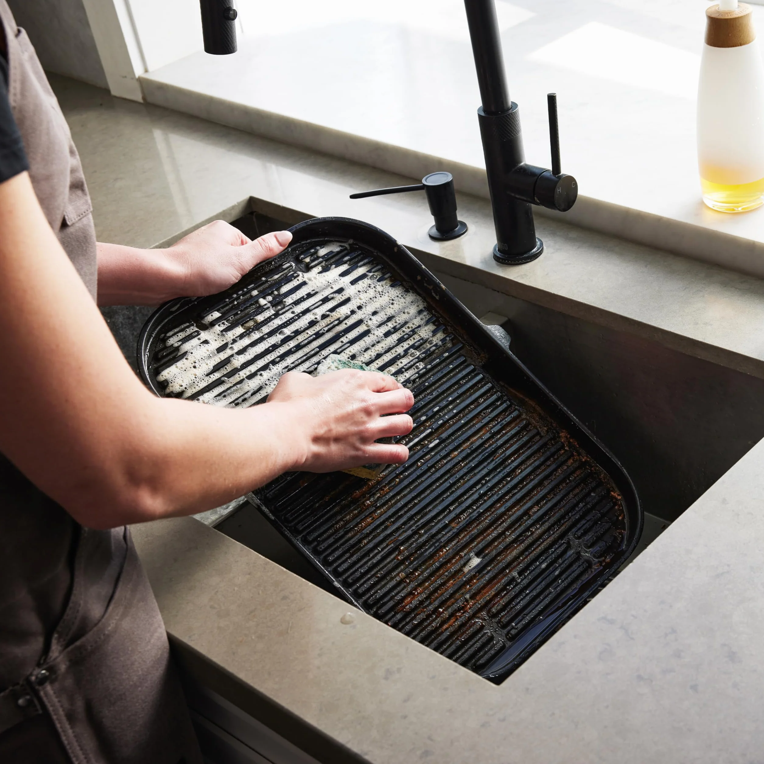 Ninja Woodfire Pro Connect XL Grill elektryczny, wędzarnia i frytkownica 7 w 1, sterowany za pomocą aplikacji, termometr cyfrowy z sondą, opalany pelletem drzewnym, wodoodporny, czarny, OG901EU