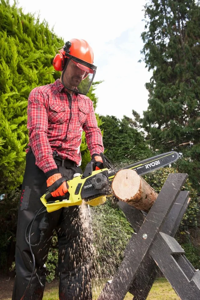Ryobi Elektryczna piła łańcuchowa (2300 W, długość miecza 40 cm, hamulec łańcuchowy, beznarzędziowy napinacz łańcucha, w zestawie osłona noża + olej łańcuchowy) RCS2340B