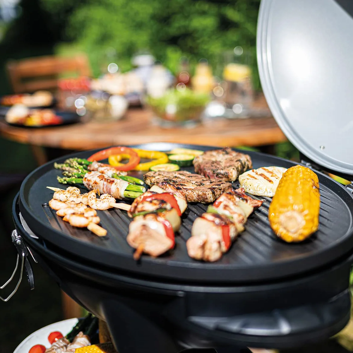 Cloer 6789 Grill Elektryczny Ogrodowy ze Stojakiem, Termometr, Powłoka Nieprzywierająca, 2400 W, Powierzchnia 38,5 x 52,5 cm, Kompaktowe Przechowywanie