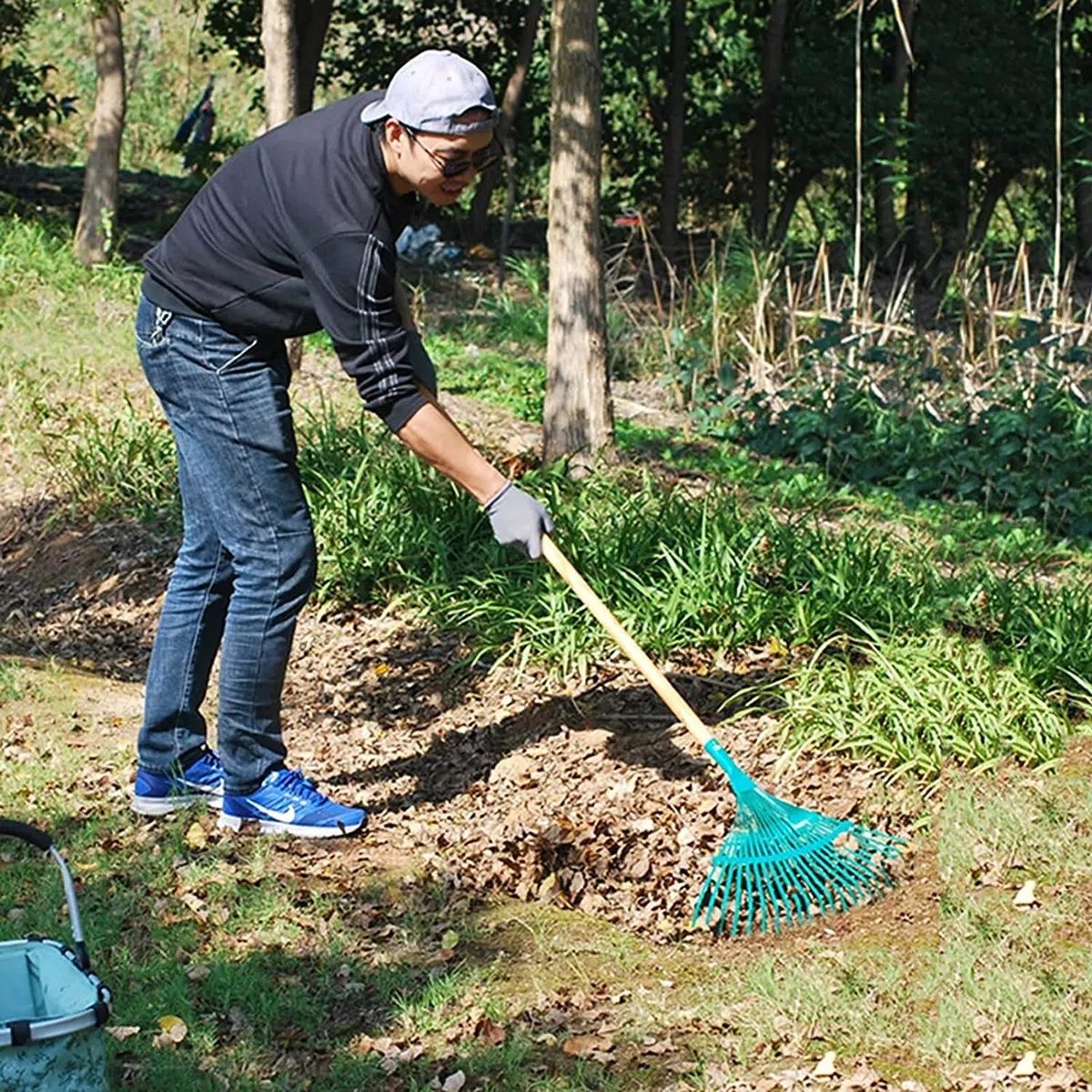 Rozsiewacz kompostu 27”, wałek do rozrzucania torfu 76 l z uchwytem i bocznymi zatrzaskami, metalowy kosz z siatki, rozsiewacz nawozu do trawników i ogrodów (czarny, regulowana wysokość uchw