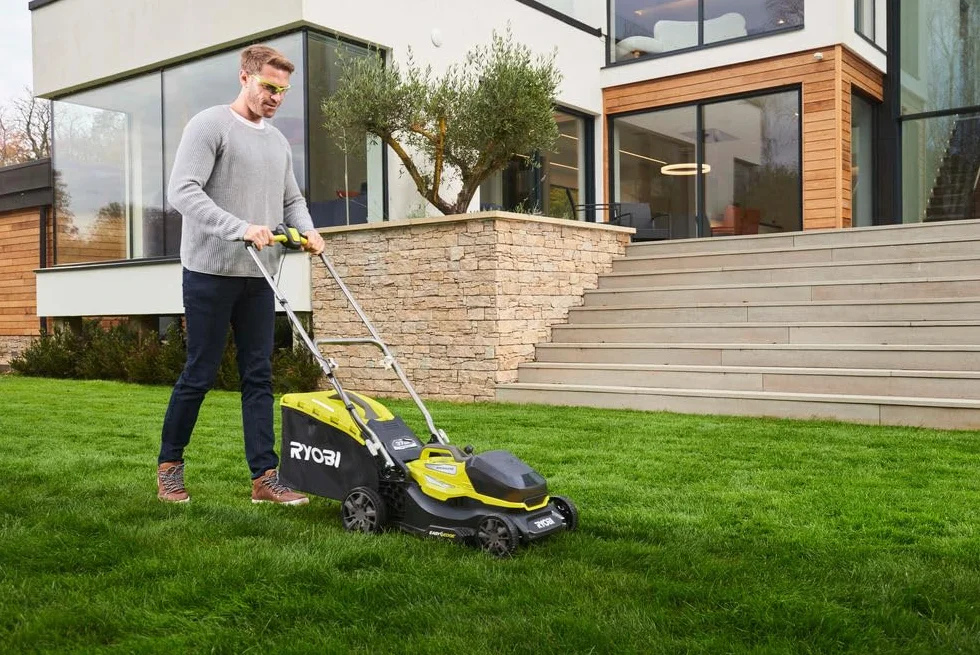 RYOBI RY18LMX37A-150 Bezszczotkowa kosiarka 18V LithiumPlus 37 cm 5,0 Ah