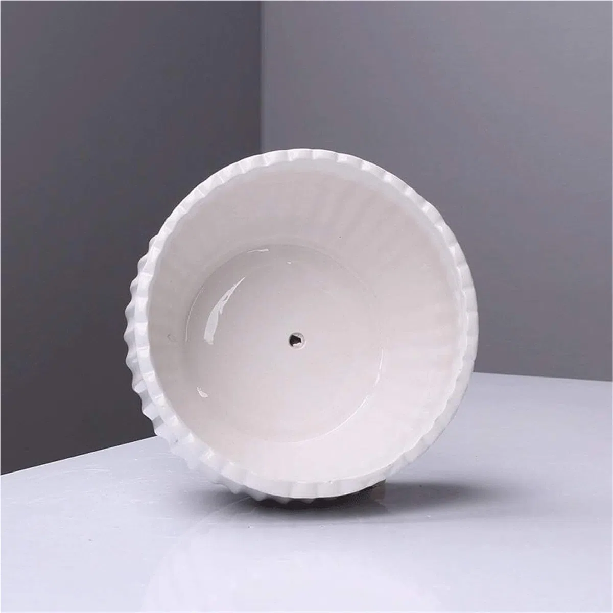 Doniczka w stylu vintage, wykwintna biała ceramiczna doniczka na kwiaty do użytku na zewnątrz, dekoracyjny pojemnik na rośliny, dekoracja ogrodowa (23,5 cm x 14,5 cm)