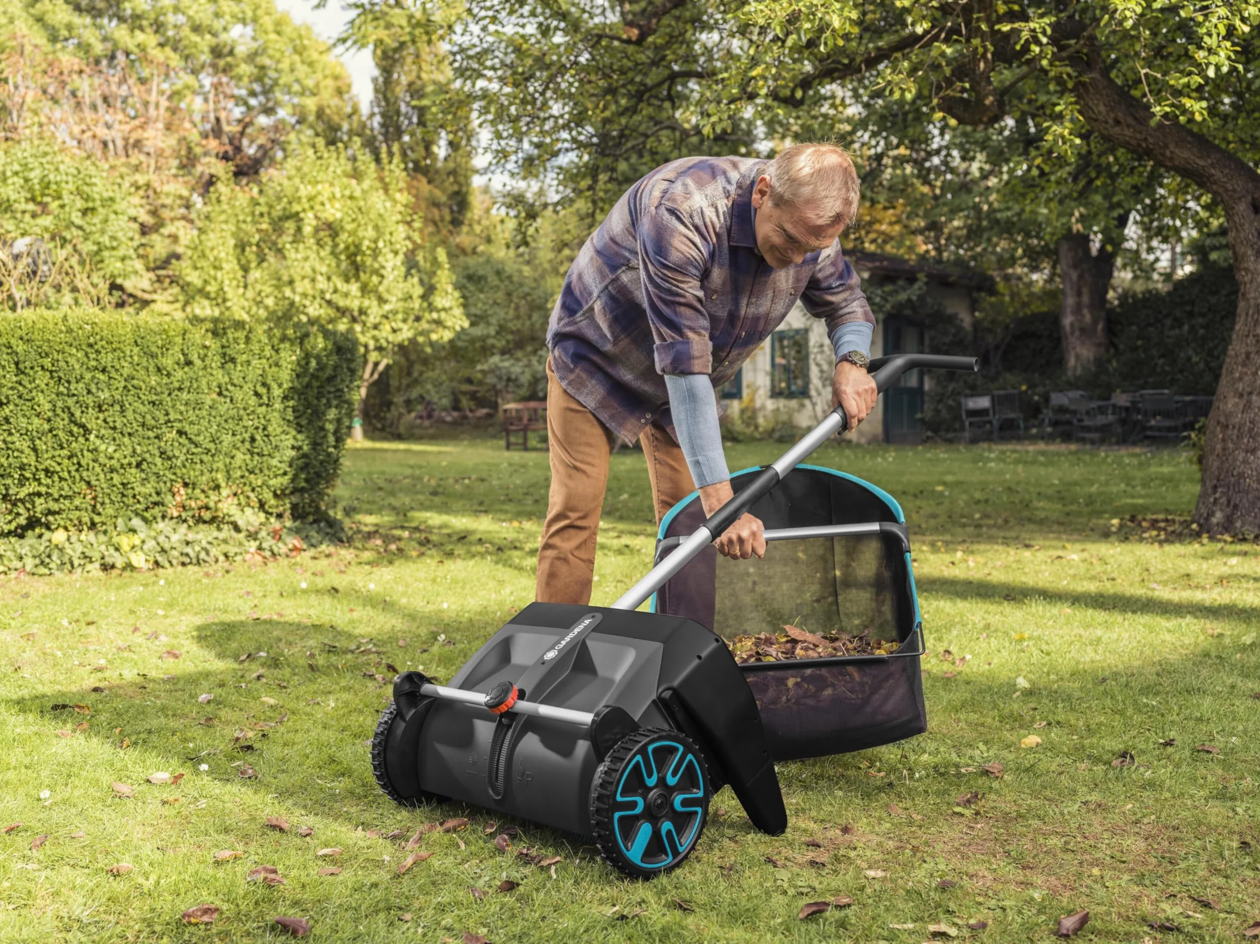 GARDENA Zbieracz liści i trawników: zamiatarka do ogrodu, z wyjmowanym workiem, obracający się system szczotek, ergonomiczny uchwyt, cicha praca 3565-88