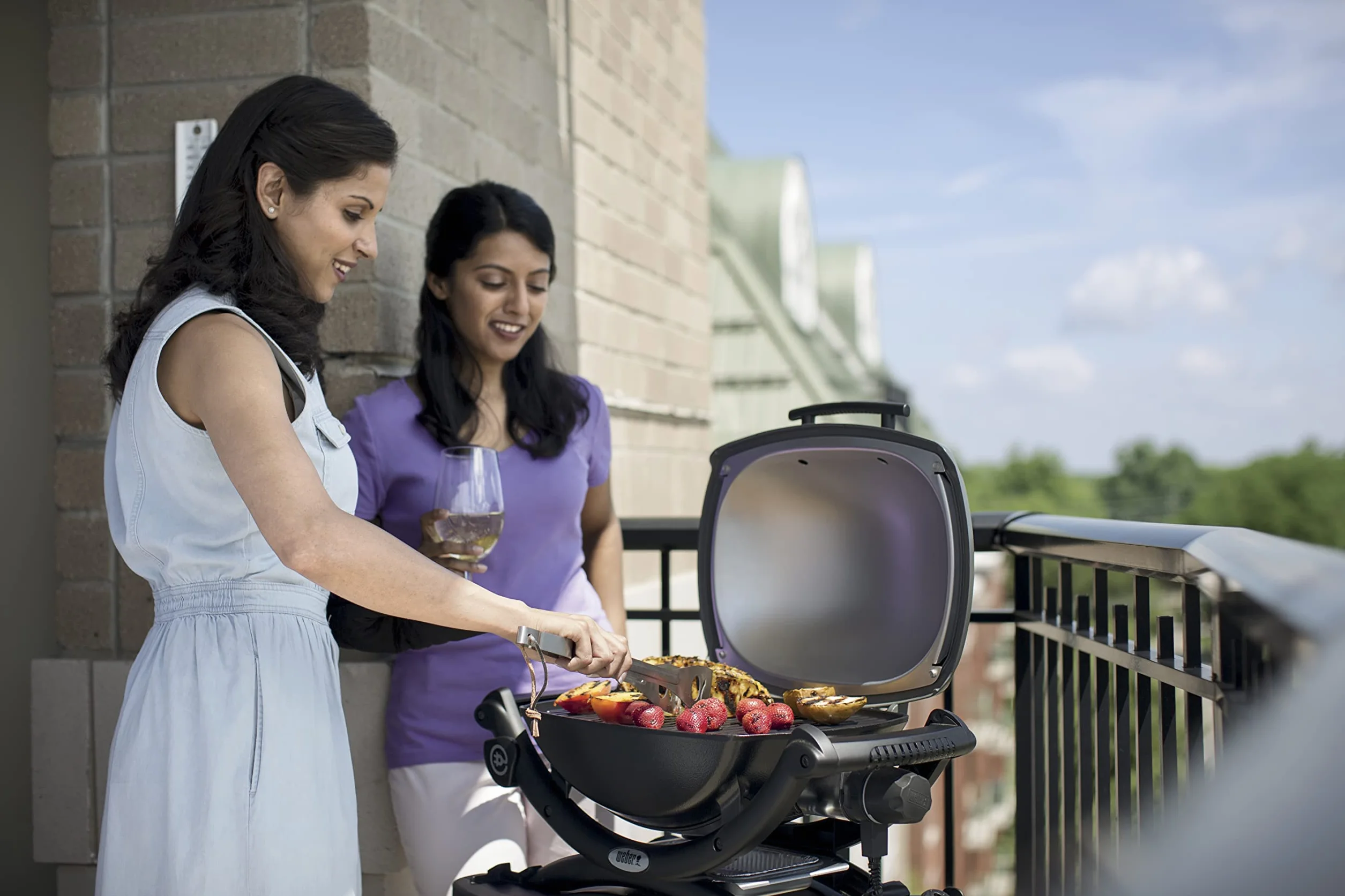 Weber Q1400 Elektryczny Grill, powierzchnia grillowania 43 x 32 cm, przenośny BBQ Grill,2-częściowy żeliwny ruszt pokryty emalią porcelanową, pokrywa i obudowa aluminiowa - Ciemnoszary (52020079)