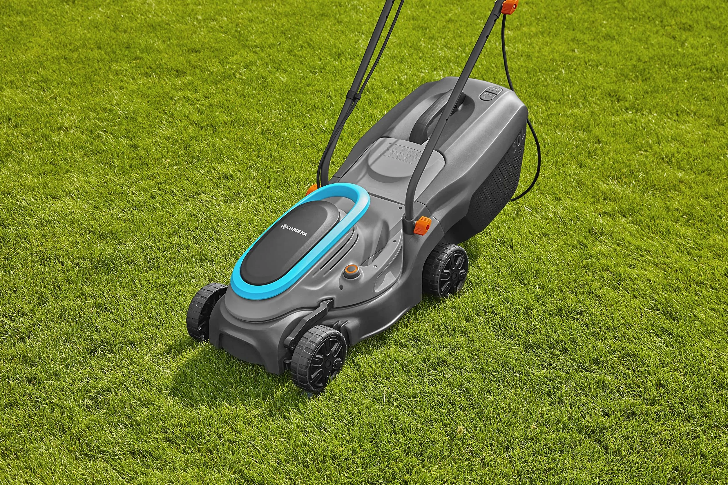 Gardena elektryczna kosiarka PowerMax 32/1200 G2: Kosiarka do 300 m², moc 1200 W, szerokość cięcia 32 cm, objętość 30 l, wysokość cięcia 35 do 65 mm, uchwyt ErgoTec, składany (14633-20)