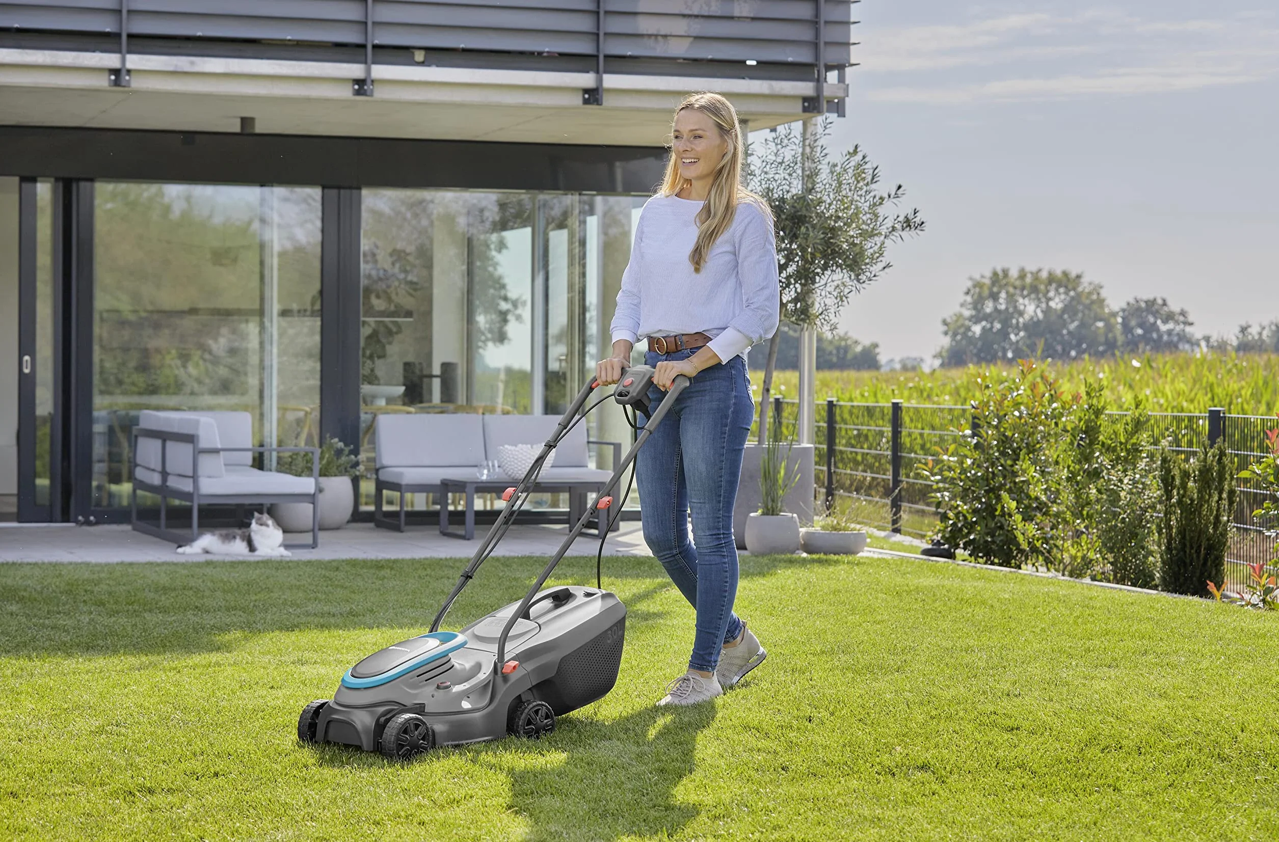 Gardena elektryczna kosiarka PowerMax 32/1200 G2: Kosiarka do 300 m², moc 1200 W, szerokość cięcia 32 cm, objętość 30 l, wysokość cięcia 35 do 65 mm, uchwyt ErgoTec, składany (14633-20)