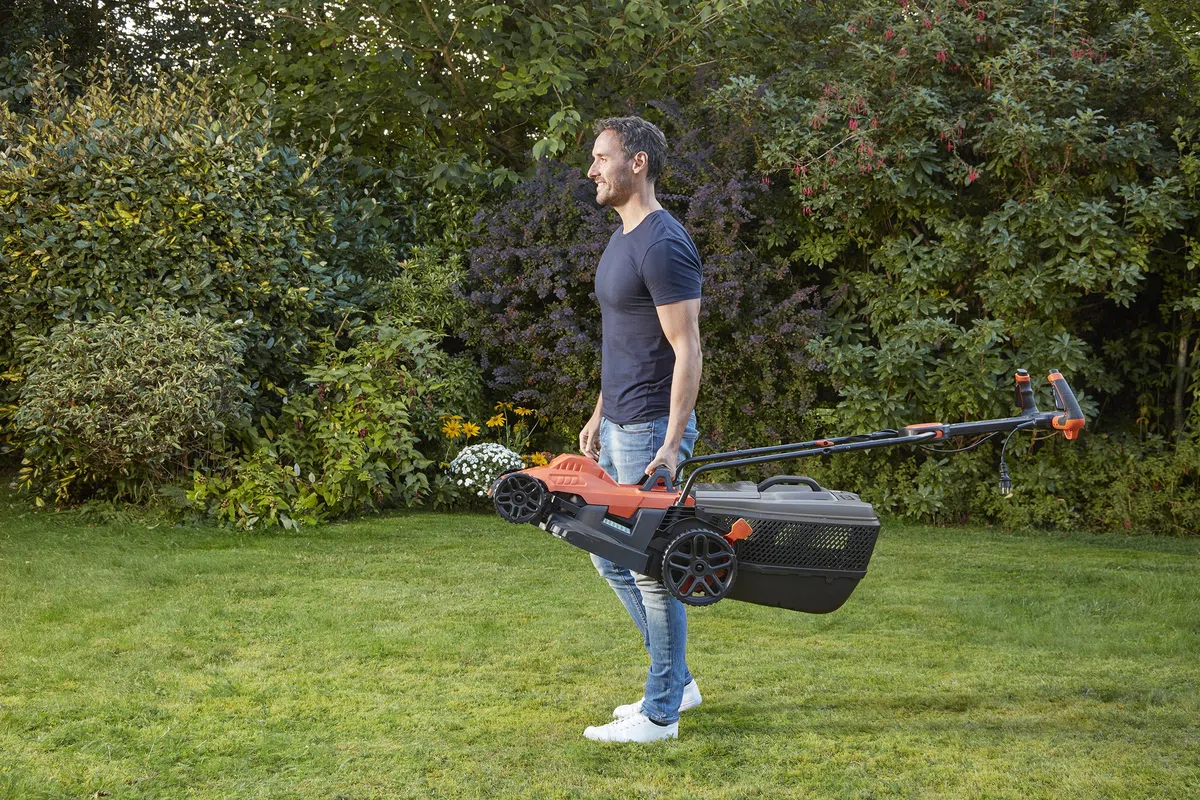 BLACK+DECKER Kosiarka przewodowa 1400W, elektryczna kosiarka 34 cm, 6 regulowanych wysokości 20, 30, 40, 50, 60 i 70 mm, kosiarka z 3-pozycyjnym uchwytem EASYSTEER BEMW461ES-QS