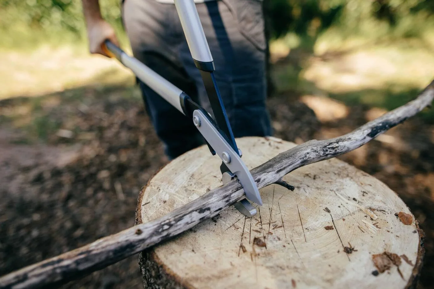 Fiskars Sekator dźwigniowy, kowadełkowy PowerGearX do suchego i twardego drewna, Powłoka nieprzywierająca, Hartowana stal, Długość: 80 cm, Czarny/ pomarańczowy, LX99-L, 1020189