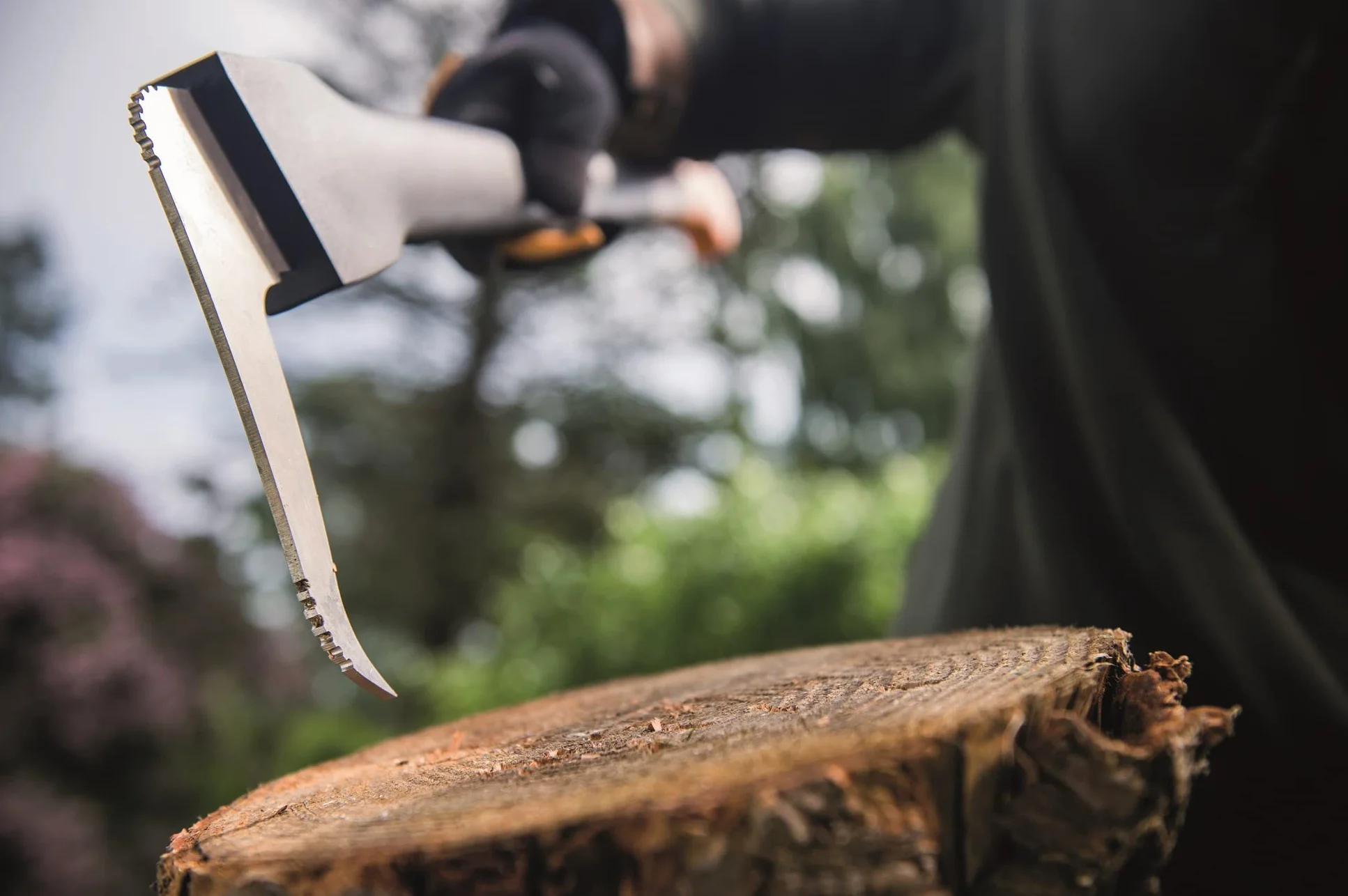 Fiskars Saper ręczny do obróbki drewna, długość: 78,5 cm, ostrze z hartowanej stali/rękojeść z tworzywa sztucznego wzmocnionego włóknem szklanym, osłona ochronna w zestawie, czarny/pomarańczowy, Wood
