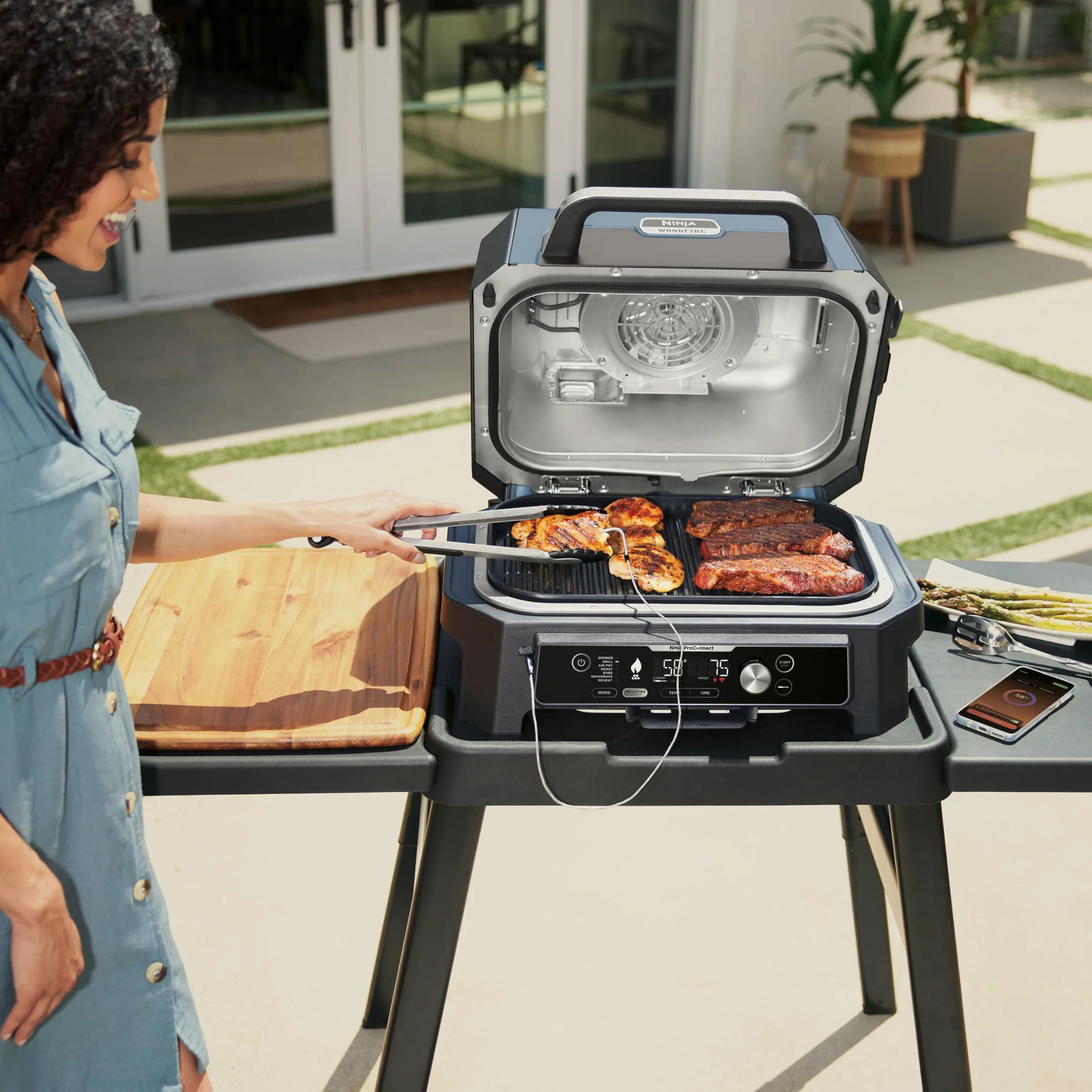 Ninja Woodfire Pro Connect XL Grill elektryczny, wędzarnia i frytkownica 7 w 1, sterowany za pomocą aplikacji, termometr cyfrowy z sondą, opalany pelletem drzewnym, wodoodporny, czarny, OG901EU