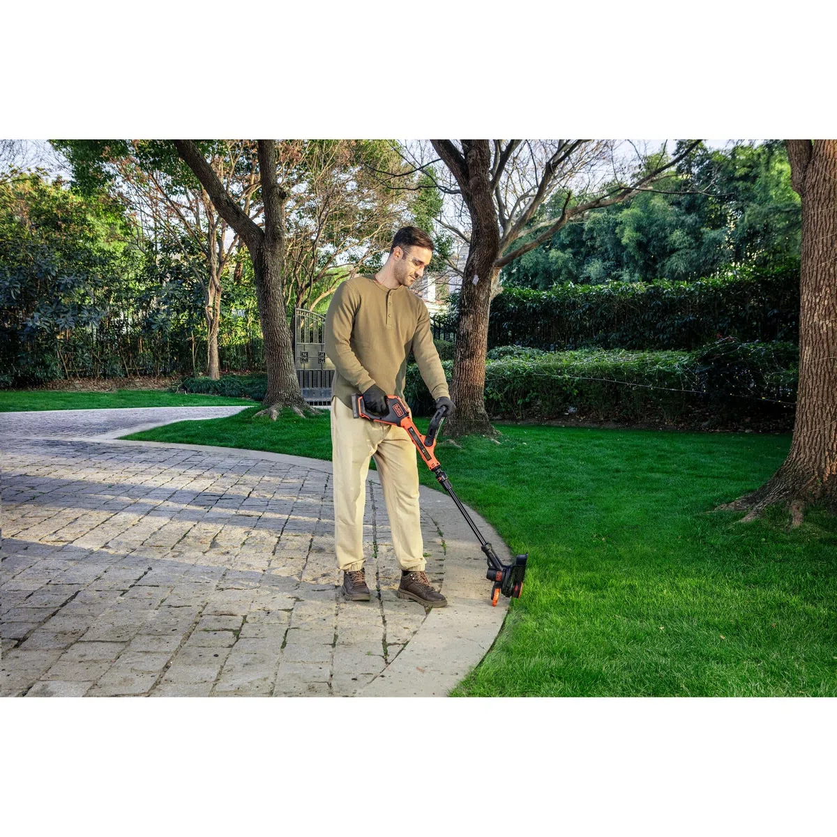 BLACK+DECKER BCST918D1 akumulatorowa podkaszarka do trawy 18 V (szerokość cięcia 28 cm, przedłużka żyłki AFS Reflex, regulowany uchwyt dwuręczny, z kołem prowadzącym, w zestawie: akumulator i