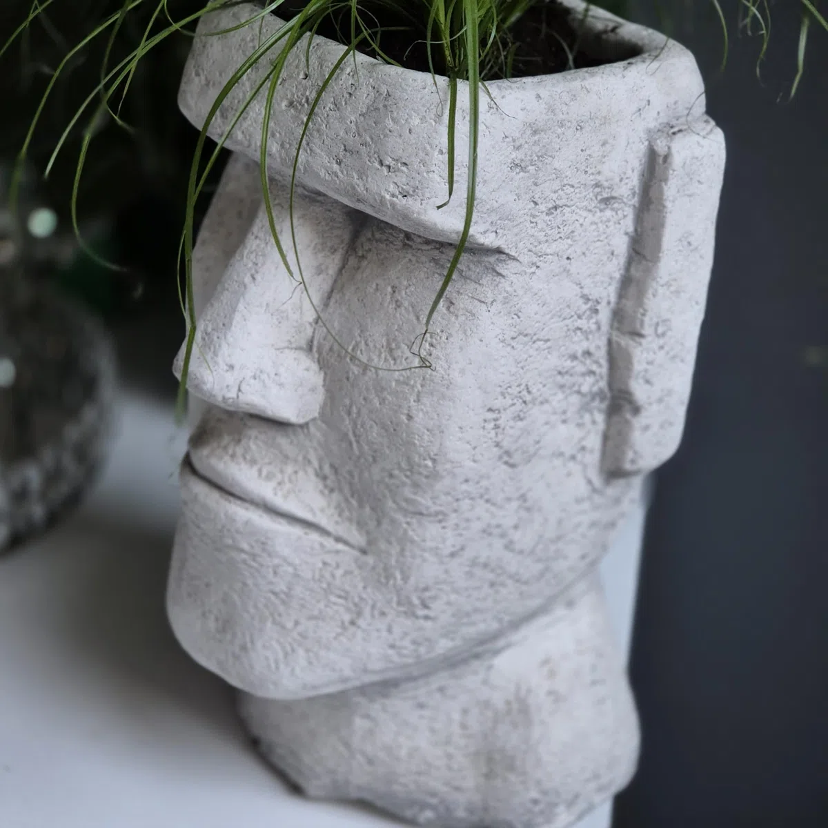 FABRIQ Moai figurka dekoracyjna do ogrodu, sztuczny kamień z doniczką, wysokość 26 cm, 6 kg, ręcznie malowana statuetka wysp wielkanocnych
