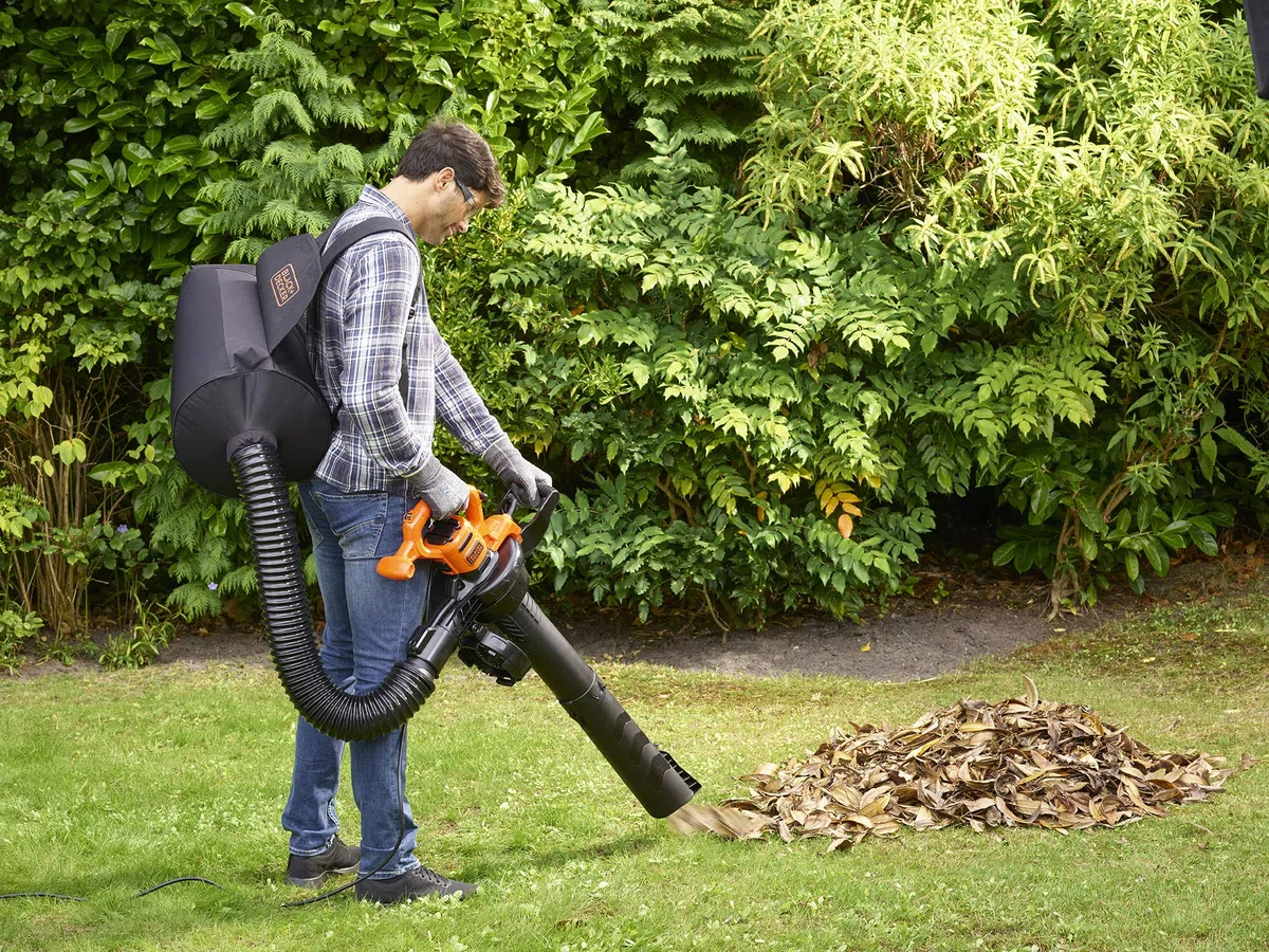 Black+Decker BEBLV290 elektryczny odkurzacz do liści/dmuchawa do liści 3 w 1 (2900 W, z rozdrabniaczem, wysoka prędkość nadmuchu 315 km/h, plecak 55 l, na taras, ścieżki, wjazdy)