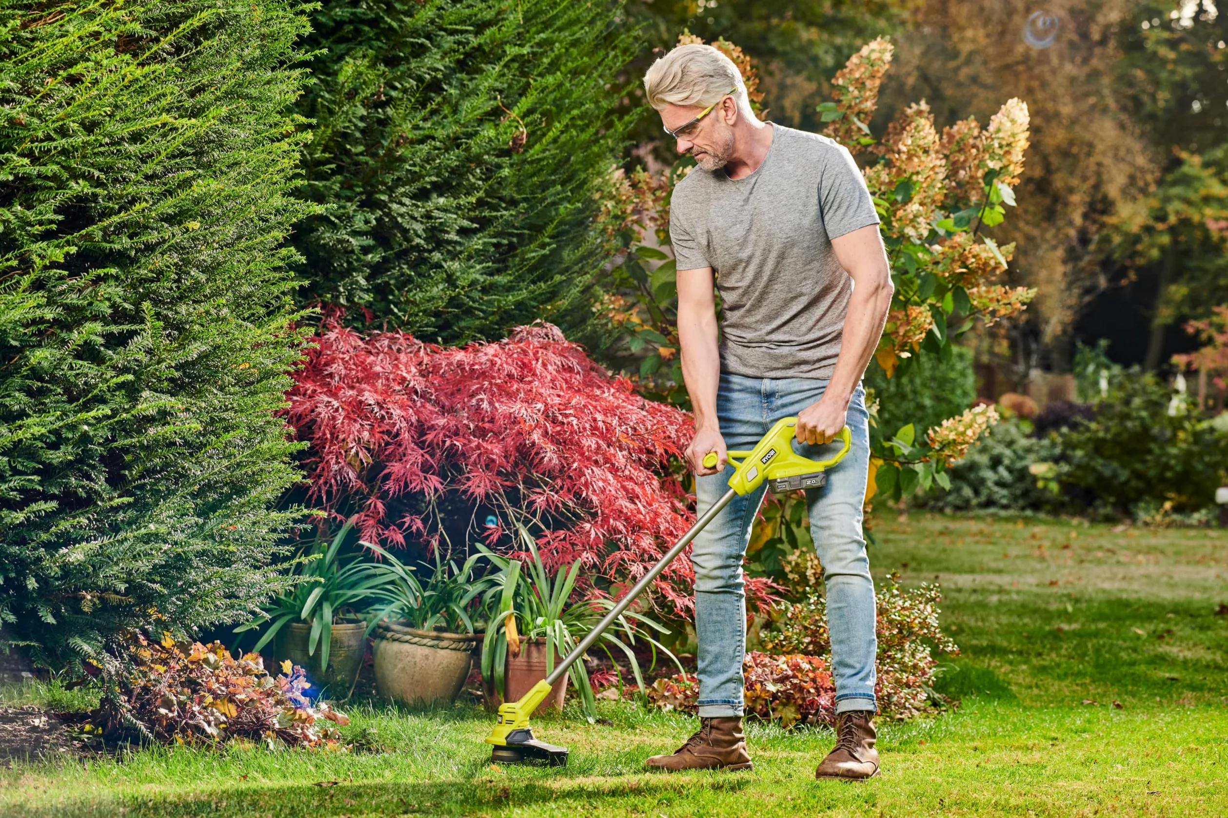 RYOBI 18 V ONE + akumulatorowa podkaszarka do trawy RY18LT23A-120P, szerokość cięcia 23 cm z nożem z tworzywa sztucznego, w zestawie 1 x 18 V 2,0 Ah akumulator litowy i ładowarka