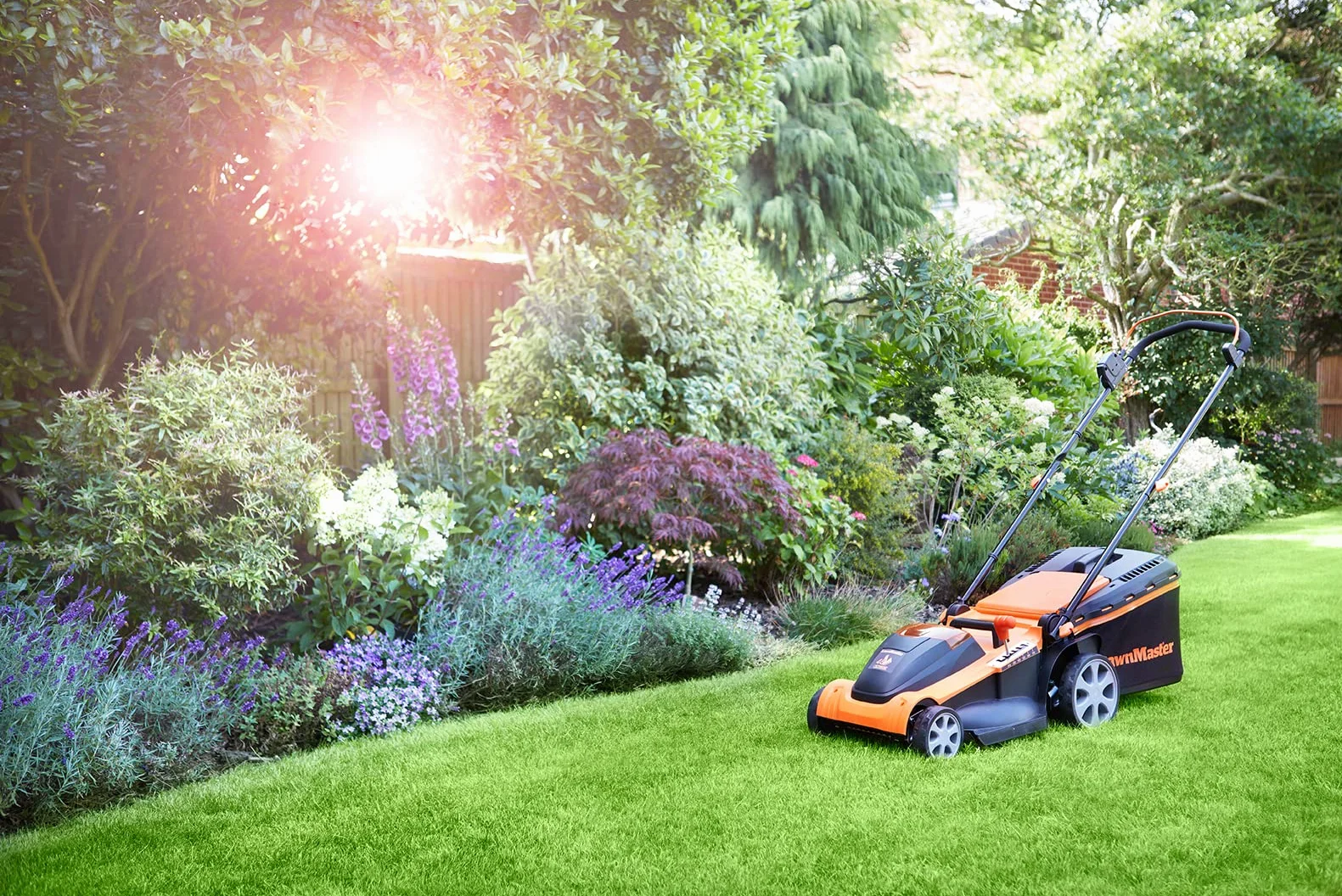 Lawnmaster CLMF4841E Akumulatorowa Kosiarka do Trawy 37 cm 6 Regulowanych Wysokości Cięcia