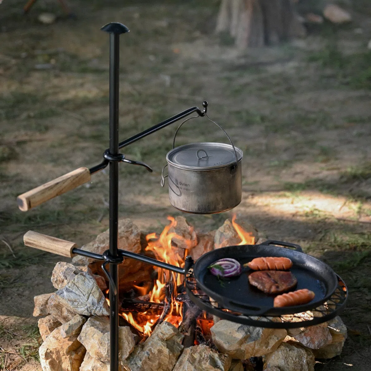 Regulowany obrotowy grill ogniskowy, stalowy ruszt do grillowania na świeżym powietrzu nad otwartym ogniem, wytrzymała konstrukcja do gotowania przy ognisku