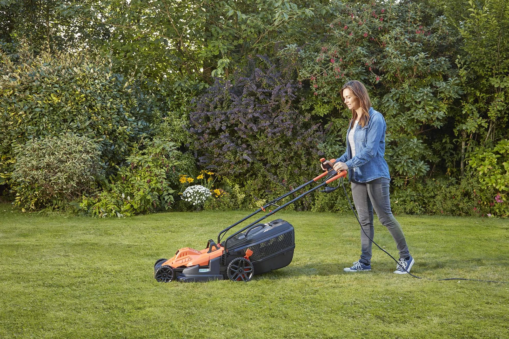 BLACK+DECKER Kosiarka przewodowa 1600 W, elektryczna kosiarka do trawy 38 cm, 6 regulowanych wysokości 20, 30, 40, 50, 60 i 70 mm, kosiarka z uchwytem Bike, BEMW471BH-QS pomarańczowa