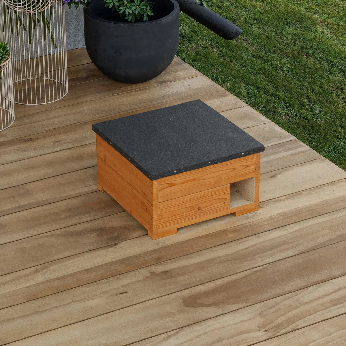 QLS Drewniany domek dla jeża 45 x 45 cm z dachem naturalny | Impregnowana konstrukcja z desek 2 cm, wysokość 27 cm, wejście 11 x 11 cm. Bezpieczne schronienie